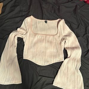 Super cute flared sleeves never worn pink isn’t my color